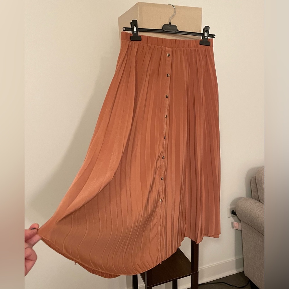 Pleated skirt 31 inch long